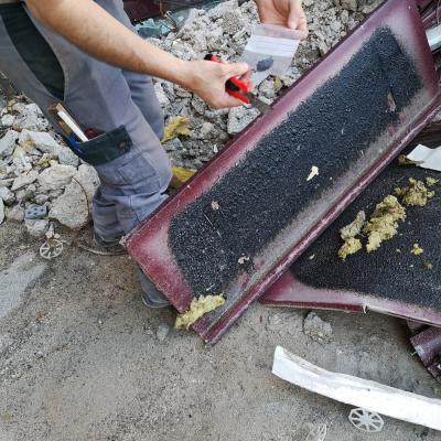 Fassaden-Platten mit asbesthaltiger bituminöser Beschichtung. Photo: C. Campoarmor, Arcadis Schweiz AG